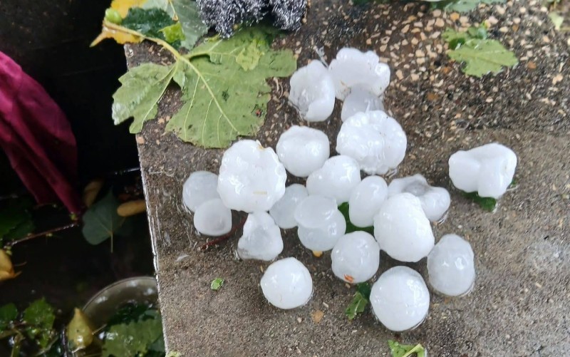 Nevrijeme stiglo i u BiH: Vjetar nosio sve pred sobom, led oštetio kuće FOTO, VIDEO