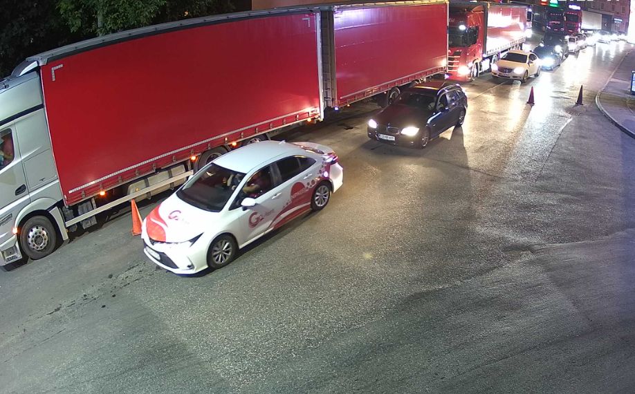 I dalje velike gužve na izlazu iz BiH na više graničnih prelaza FOTO