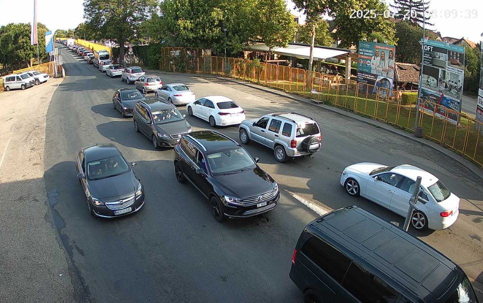 Na većini puteva bez posebnih ograničenja, tokom dana očekuje se frekventniji saobraćaj prema graničnim prelazima