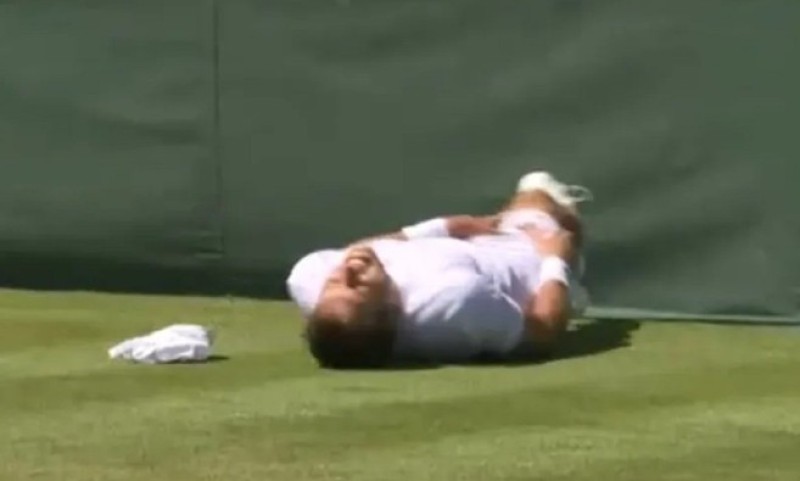 Strašne scene na Vimbldonu: Međedović doživio težak pad, kukao i zapomagao od bolova FOTO