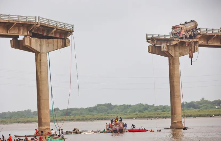 Vozila se survala u vodu: Srušio se most, poginulo devet osoba
