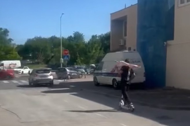 Nesvakidašnji prizor nasmijao mnoge: Sa jagnjetom na ramenu vozio trotinet VIDEO