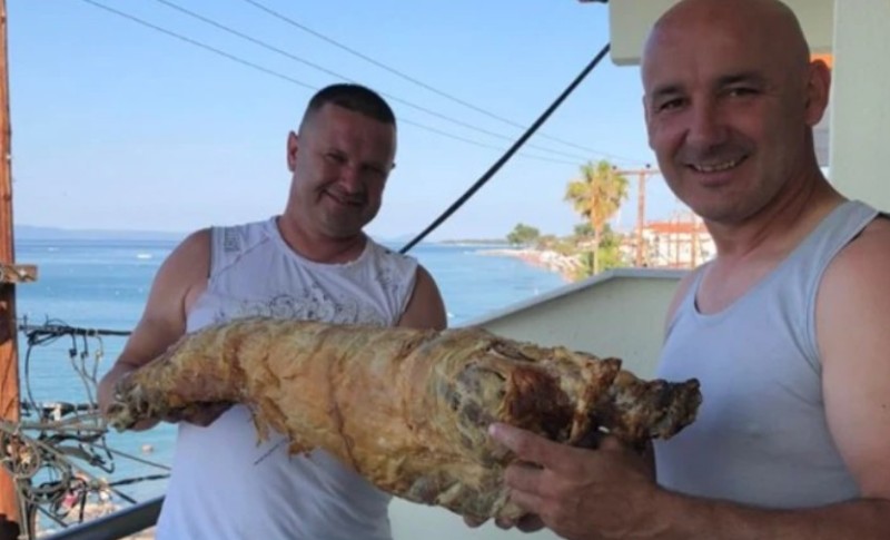 Srbi donijeli jagnje od 27 kilograma na plažu u Grčkoj “Nismo više paradajz turisti”