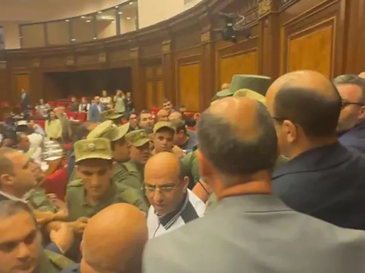 Haos u parlamentu: Tukli se poslanici, pomoćnici i obezbjeđenje VIDEO