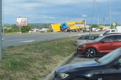 Nesreća na ulazu u Modriču: Kamion sletio s puta, policija na terenu
