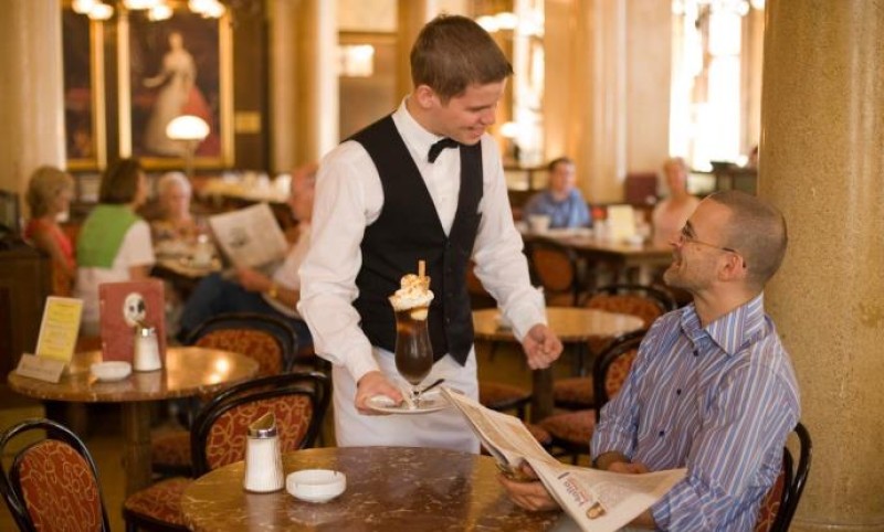 Kelneri mogu da uzmu do 4.000 evra mjesečno, ali… Konobarima uvode porez na napojnice?