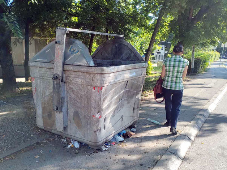 Građani strahuju i od zaraze: “Šupalj” kontejner na Starčevici