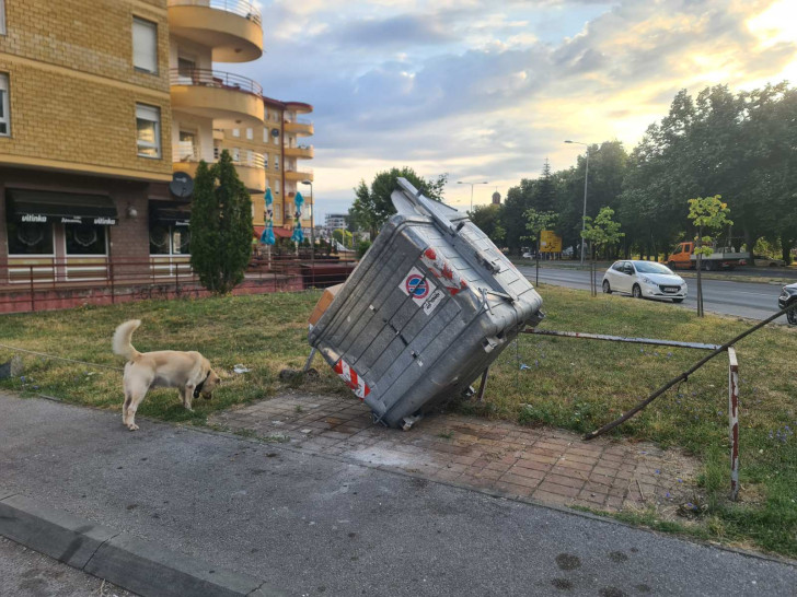 Vandalizam u Banjaluci: Izvrnut kontejner nadomak zgrade MUP-a