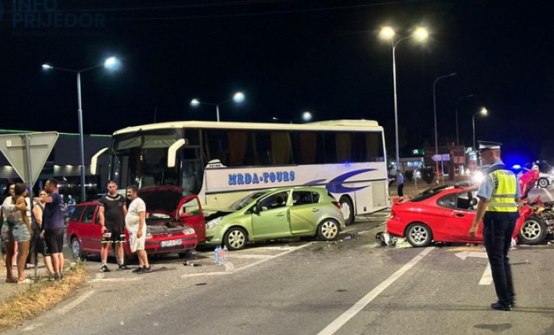 Sudar autobusa i tri auta: Težak udes u Kozarcu, više povrijeđenih