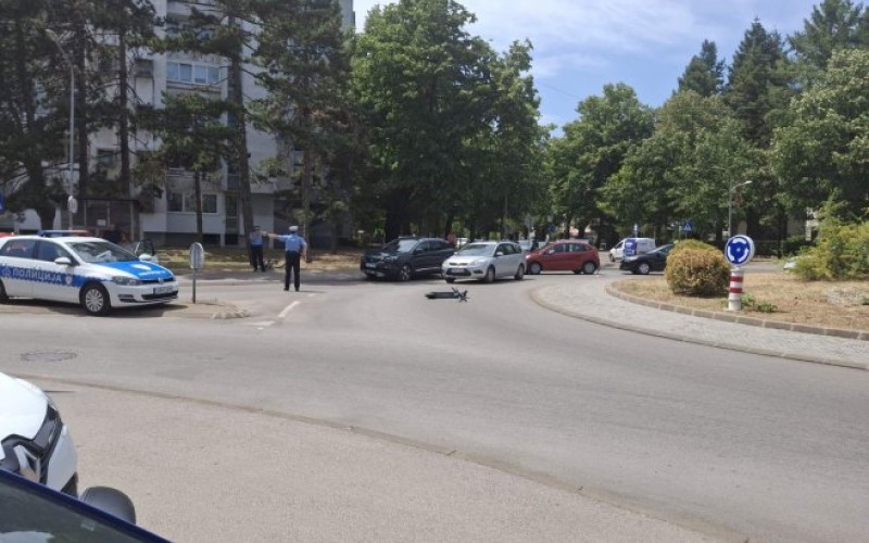 Saobraćajna nezgoda u kružnom toku u Banjaluci: Automobil udario biciklistu i vozača trotineta