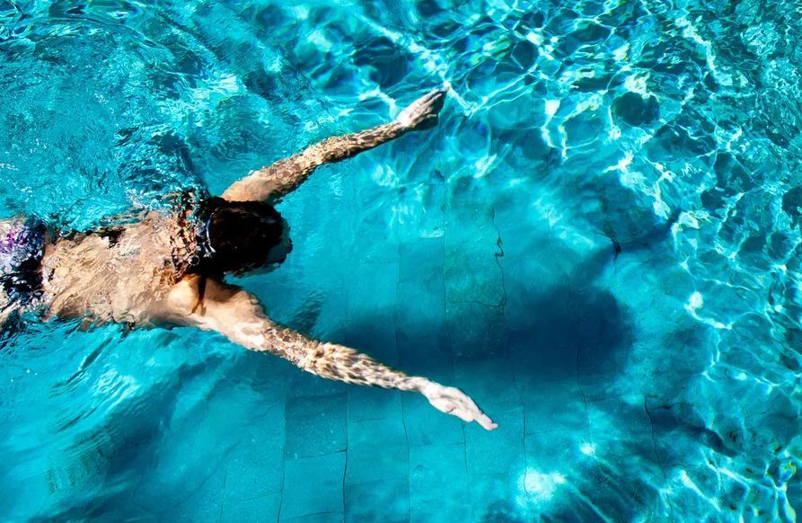 Stručnjaci upozoravaju na kupanje u bazenima: Može da nosi i rizike od bolesti