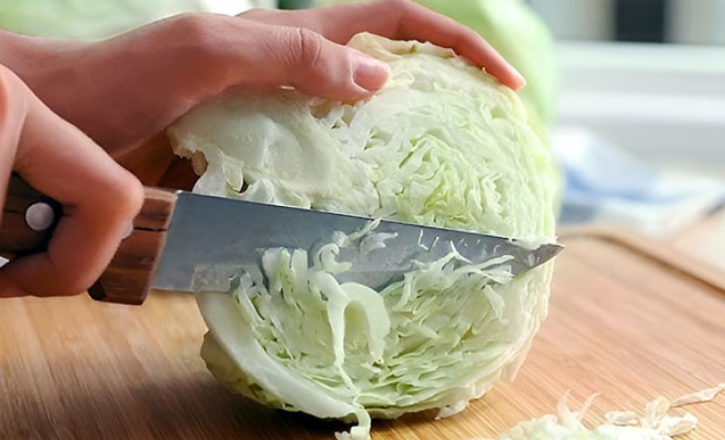 Da bi salata bila što ukusnija: Ovako se pravilno siječe kupus – upija sve začine