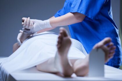 Ljekari proglasili pacijenta mrtvim, a on poslije pola sata otvorio oči: Evo šta ih je prvo pitao
