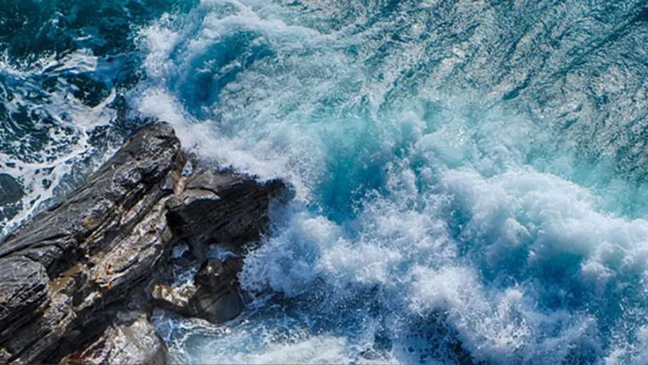 Turisti skakali sa litice u Jadran: Jedan teško povrijeđen