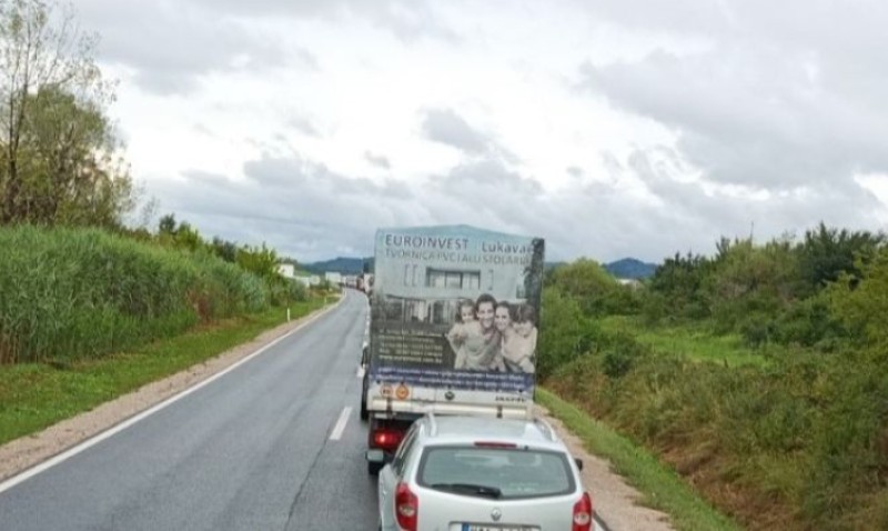 Još jedna tragedija u BiH: Vozač automobila poginuo, saobraćaj obustavljen