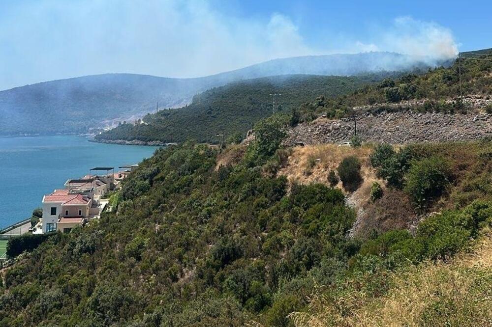 Požar na Luštici: Vatru gasi i helikopter MUP-a VIDEO
