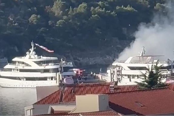 Drama u Makarskoj: Zapalio se turistički brod, ima povrijeđenih