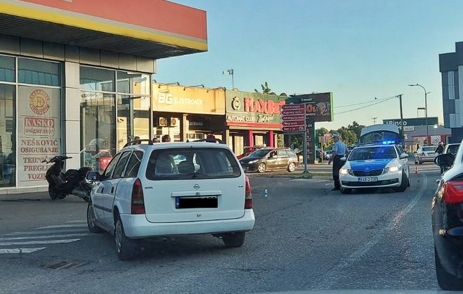 Teško povrijeđen maloljetnik u sudaru mopeda i automobila