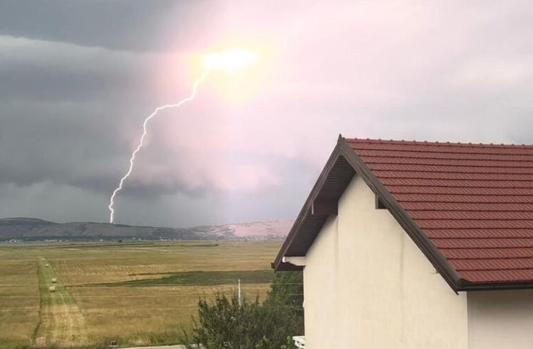 Teško stanje na Braču: Udar groma izazvao požar VIDEO