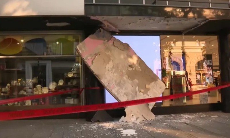 Srušio se dio nadstrešnice u centru Beograda: Dio još visi kao na koncu