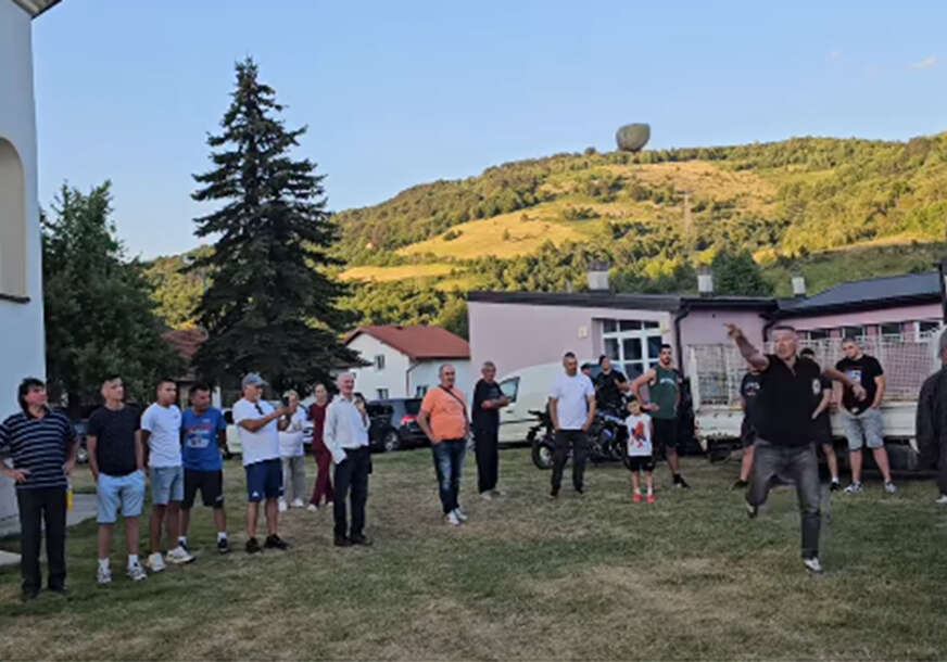 Nešić nastavlja sa “terenskim” aktivnostima: Lider DNS se okušao u bacanju kamena s ramena VIDEO