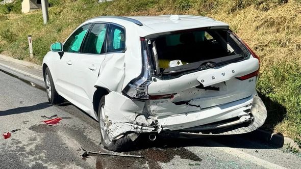 Poznati pjevač doživio saobraćajnu nesreću: Automobil potpuno uništen