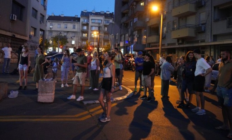 Burna noć u Beogradu! Žestoki sukobi demonstranata i policije VIDEO