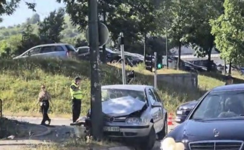 Policijski službenici na terenu: Vozač automobilom udario u banderu