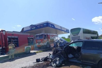 Jedna osoba hitno prevezena u banjalučki UKC: Težak sudar autobusa i “golfa” FOTO