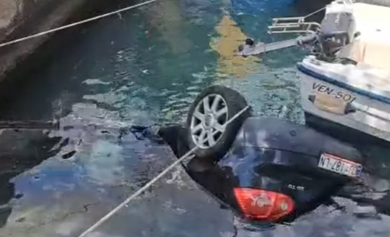 Mladića izvukao prolaznik: Sudar na Jadranu, automobil završio u moru VIDEO