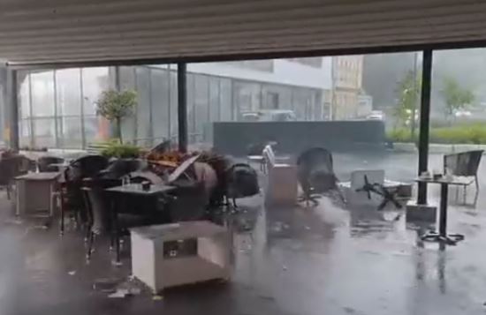 Vjetar nosi inventar u bašti kafića: Snažno nevrijeme zadesilo ovaj dio BiH VIDEO
