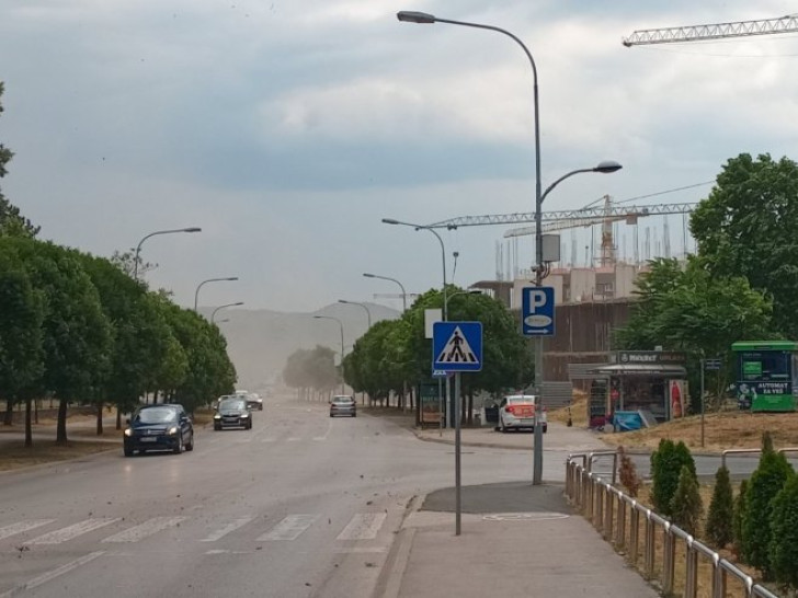 Vjetar srušio drvo u Banjaluci: Snažno nevrijeme zahvatilo dijelove Srpske FOTO/VIDEO