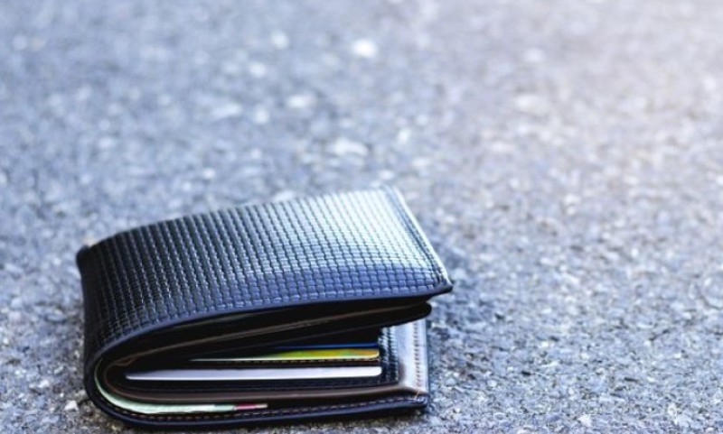 Ljudski gest! Djevojka pronašla novčanik, a kada je vidjela ko je vlasnik nije imala dilemu