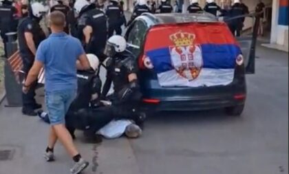 Strahota! Muškarac se pokušao zapaliti ispred prostorija SNS-a u Novom Sadu