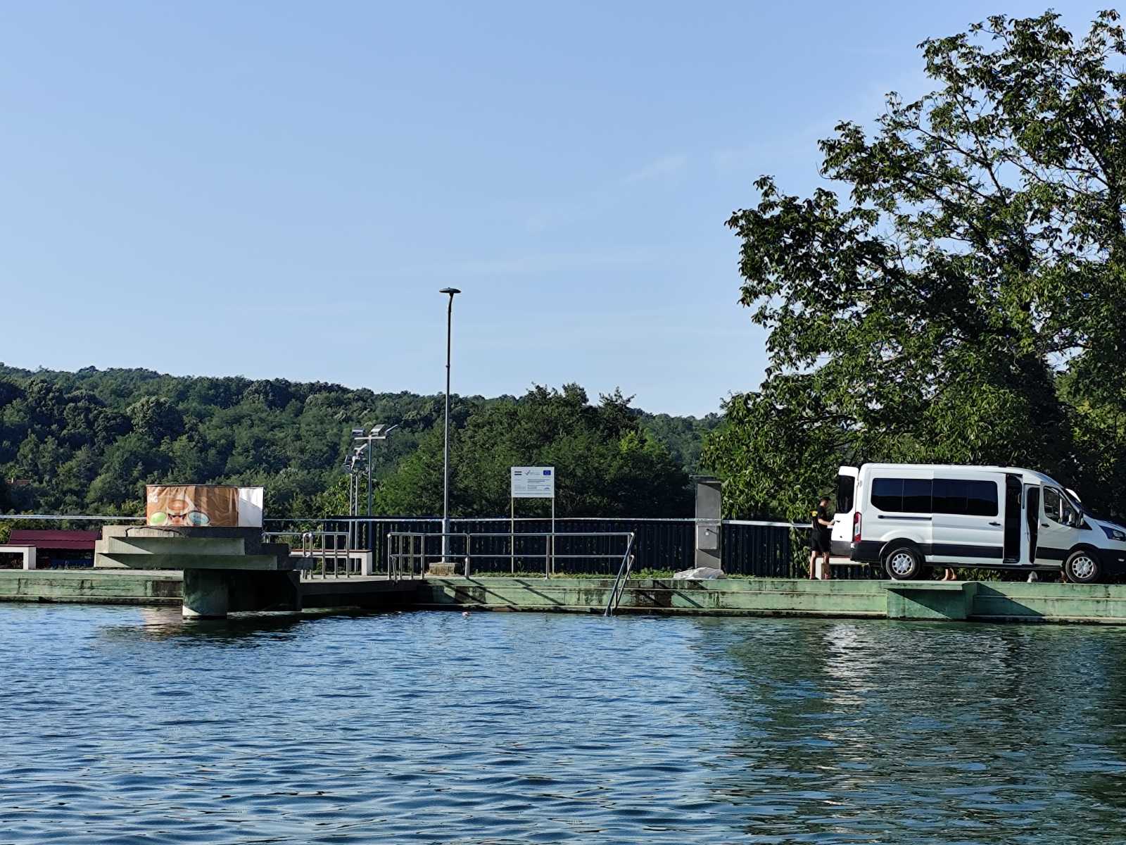 Tragedija na Orahovačkom jezeru: Mladić stradao nakon skoka u vodu