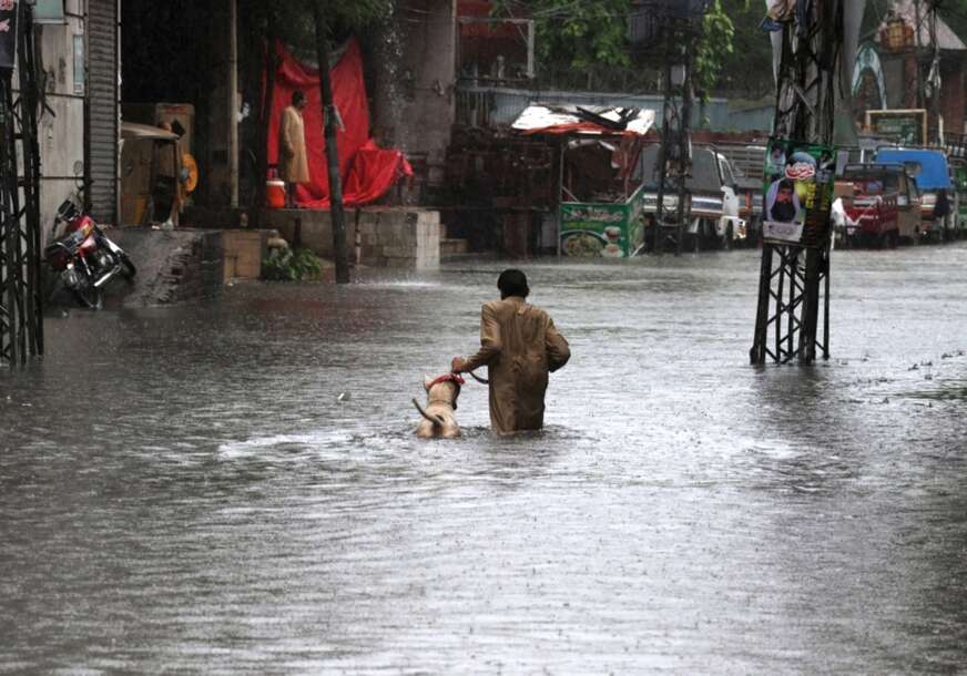 Jake kiše izazvale haos: U poplavama poginule najmanje 63 osobe, otkazani brojni letovi