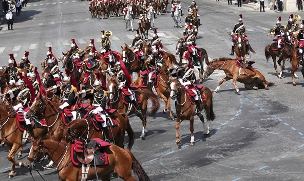 Neuobičajeni incidenti: Vojnik se sam posjekao na paradi, konji podivljali pred Makronom