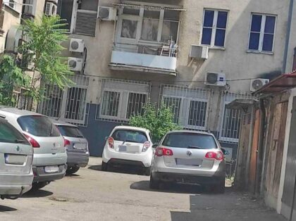 Blokirani prilazi i garaže: Stanari centra Banjaluke ogorčeni zbog bahatih vozača FOTO