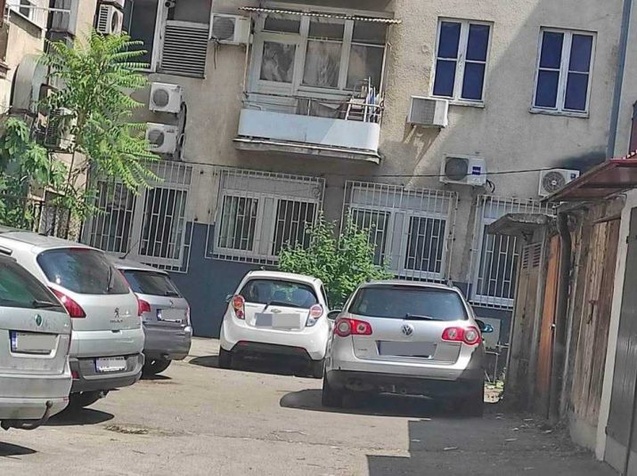 Blokirani prilazi i garaže: Stanari centra Banjaluke ogorčeni zbog bahatih vozača FOTO