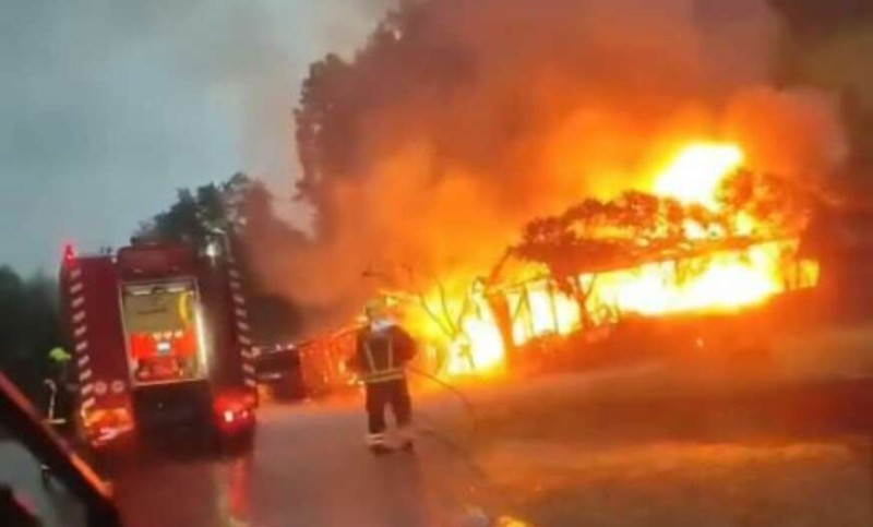 Plameni jezici sve uništili, prizori zgarišta jezivi: Vatra progutala pečenjaru u BiH VIDEO/FOTO