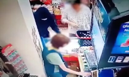 Reakcija mušterija sve šokirala: Pojavio se snimak pljačke marketa VIDEO