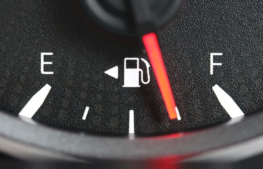 Zemlja koja zaustavlja automobile na granici ako nemaju skoro pun rezervoar