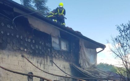 Požar u Banjaluci: Izgorio pomoćni objekat FOTO