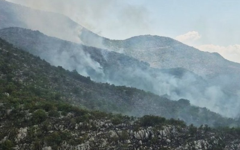 Vatrogasci i dalje na terenu: Aktivan požar u Popovom polju – jutros stabilnije
