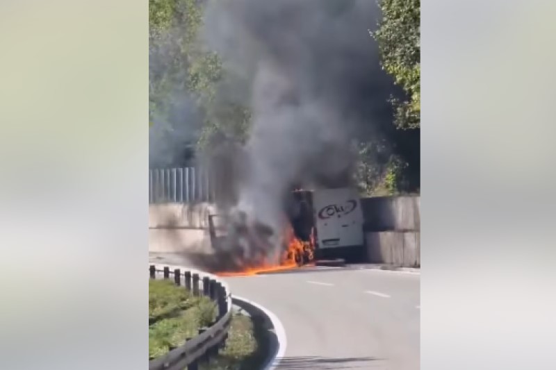 Nije mu bilo spasa: Požar progutao “mercedes” VIDEO