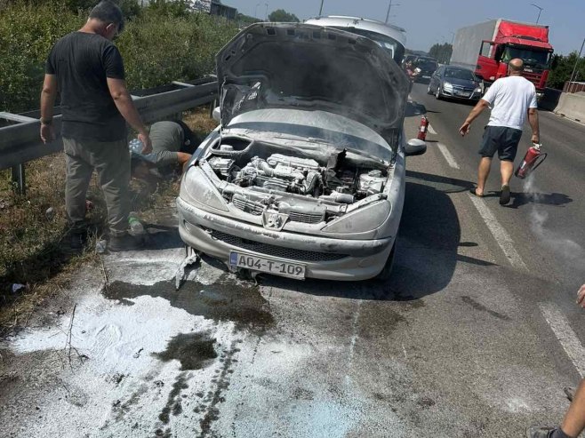 Buktinja uznemirila vozače: Zapalio se automobil na brzoj cesti Banjaluka-Laktaši FOTO