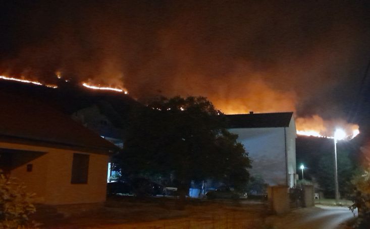 Požar iznad Mostara širi se velikom brzinom: Teren nepristupačan, vatrogasci nemoćni
