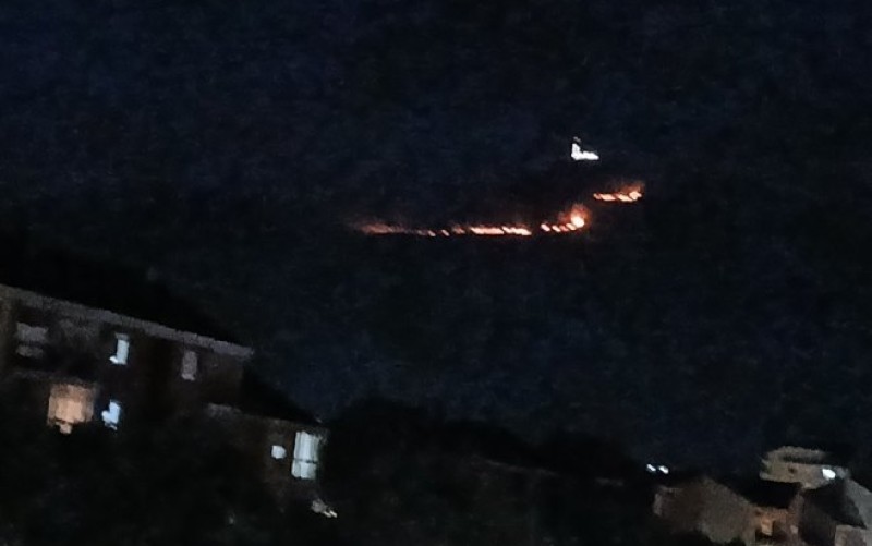 Težak i nepristupačan teren: Vatrogasci i helikopter MUP-a Srpske i dalje gase požar kod Trebinja