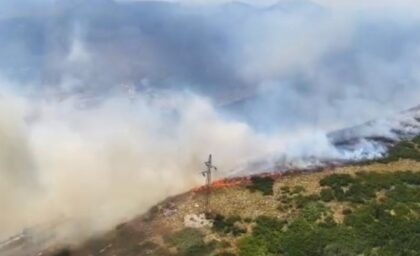 Vatra se približila kućama: Dva helikoptera MUP-a Srpske gase požar kod Trebinja VIDEO