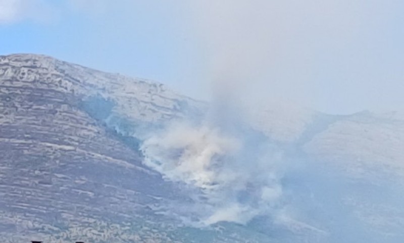 Vatra tinja na nekoliko mjesta: Udar groma aktivirao novi požar kod Trebinja